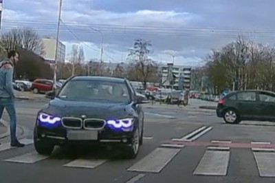 BMW kontra cwaniaczek w rurkach z torebką