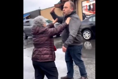 Babcia wkracza do akcji na parkingu i rozdziela facetów