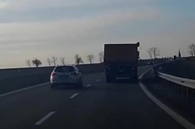 Tak mu się spieszyło, że zepchnął auto z drogi