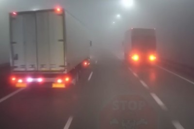 Sznur aut jechał pod prąd we mgle na S1 - nagranie