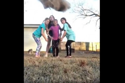 Kiedy chcesz sobie zrobić zdjęcie z przyjaciółmi, ale pies ma inne plany