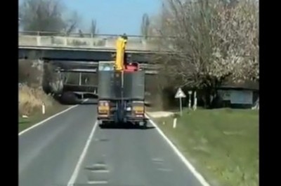 Koparka na TIRze kontra wiadukt. Kierowca źle wymierzył wysokość