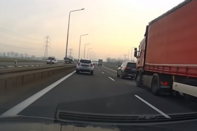 Za to wyhamowanie przez BMW kierowca TIRa przyjął mandat