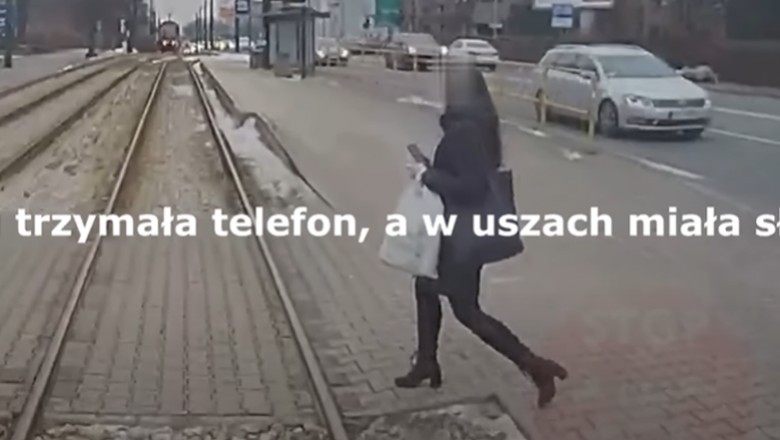 Z telefonem w ręce i słuchawkami w uszach, weszła pod tramwaj