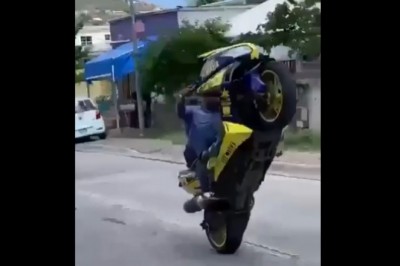 Chciał się popisać jazdą na jednym kole. Szybko tego pożałował