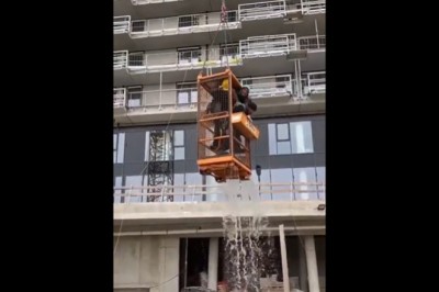 Operator dźwigu zażartował sobie z kumpli w robocie