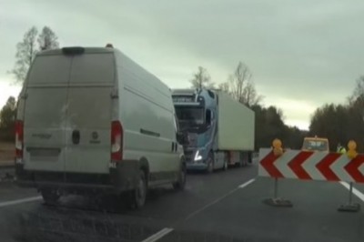 Momentalna lekcja dla kierowcy TIRa za cwaniakowanie na wahadle