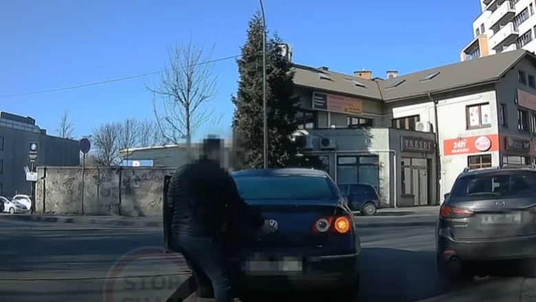 W Krakowie kierowca wyskoczył do drugiego z pałką
