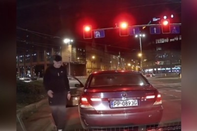 Musiał ją klepnąć, żeby zaskoczyła. Akcja ziomka z BMW