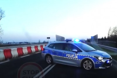Momentalna karma za wyprzedzanie na czołówkę z policją