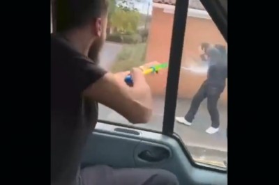 Szybka kara za oblewanie przypadkowych ludzi na ulicy