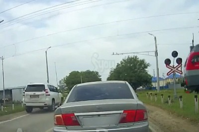 Kiedy tak Ci się spieszy, że łapiesz pociąg za pomocą auta