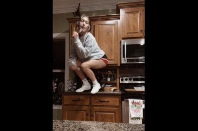 Dziewczyna i jej numer z tańcem na kuchennym blacie