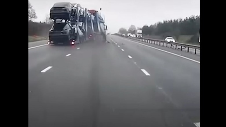 Wypadek lawety z nowiutkimi samochodami na autostradzie