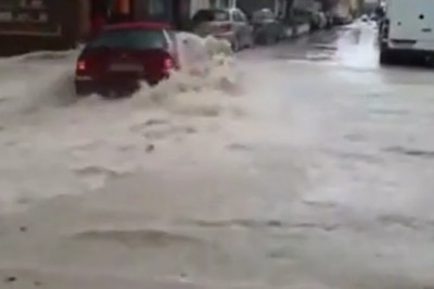 BMW kontra powódź w centrum miasta. Myślał, że da radę