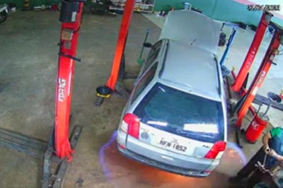 Auto poszło z dymem na podnośniku u mechanika