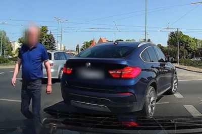 Cwaniak z BMW wyskoczył z pretensjami, bo złamał przepisy