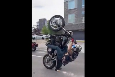 Amator jazdy na jednym kole i twarde lądowanie