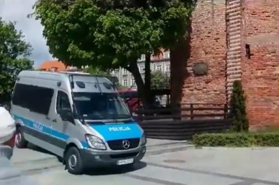 Mistrzowie kierownicy w policyjnych radiowozach i ich popisy