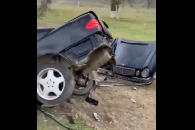 Przy 230 km/h uderzył Mercedesem w drzewo. Tyle z niego zostało