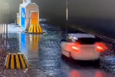 Dachowanie Skoda na stacji paliw. Policja opublikowała nagranie