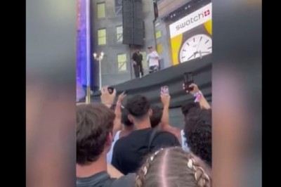 Fani krzyczeli, że jest za wysoko, a on i tak skoczył ze sceny