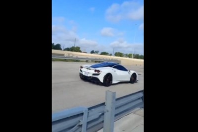 A białe Ferrari kasuję w taki sposób