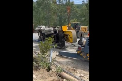 Nieudane podnoszenie dźwigu za pomocą dźwigu