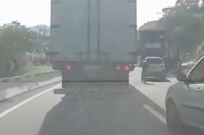 Rowerzysta, który wjechał pomiędzy dwa TIRy i szybko tego pożałował