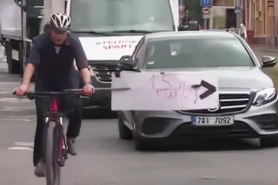 Rowerzysta, który walczy z autobusem o miejsce na drodze