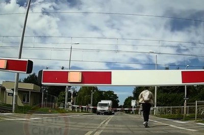 Bezmyślny gość na hulajnodze kontra pociąg