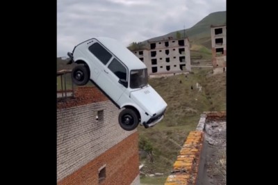 Próbował przeskoczyć Ładą z bloku na blok