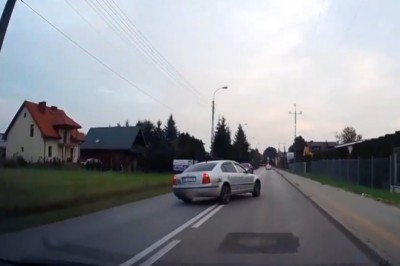 Mistrz prostej w Skodzie wypada z drogi i dachuje