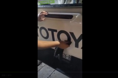 Drobna literówka u lakiernika. Za późno się zorientował