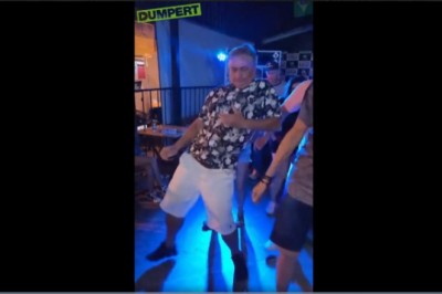 Dziadek pokazuje jak potrafi wywijać na parkiecie