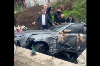 Kasowanie auta pary młodej w dniu wesela. Tym już chyba nie pojadą