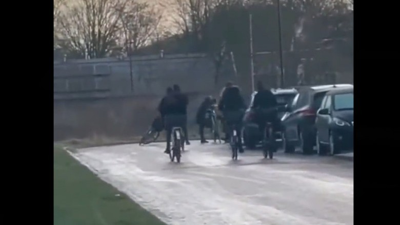 Siedmioro rowerzystów w szybki sposób uczy się co znaczy lód na drodze