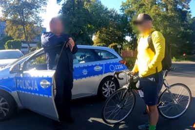 Policjant „ukradł” kamerę. Żenująca interwencja w Warszawie