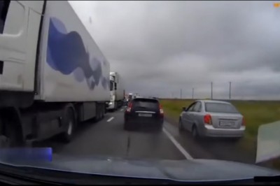 Cwaniak chciał ominąć korek poboczem i szybko tego pożałował