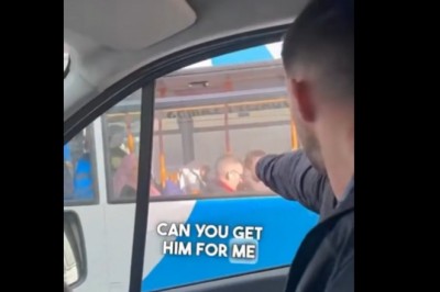 Ziomek robi żart z ludzi w autobusie. Sam ledwo wytrzymuje