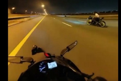 Kiedy lecisz spokojnie 150, a tu nagle ktoś wyprzedza Cię z prawej