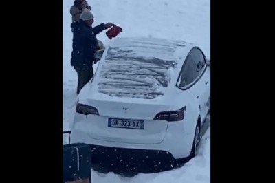 Odśnieżanie Tesli za pomocą łopaty i ciepłej wody