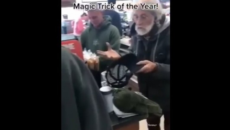 Staruszek pokazuje w sklepie magiczny trick roku