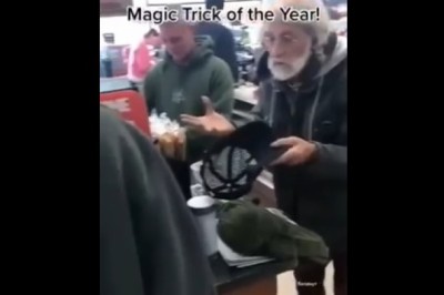 Staruszek pokazuje w sklepie magiczny trick roku