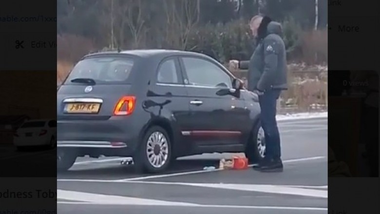 Chamskie zachowanie dziewczyny na parkingu McDonaldsa