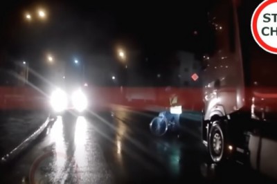 Rowerzysta leci na czołówkę z ciężarówką jadąc pod prąd