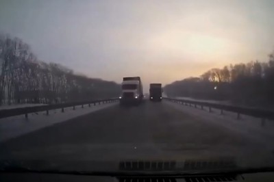 Leciał na czołówkę z dwoma TIRami. Myślał, że to koniec