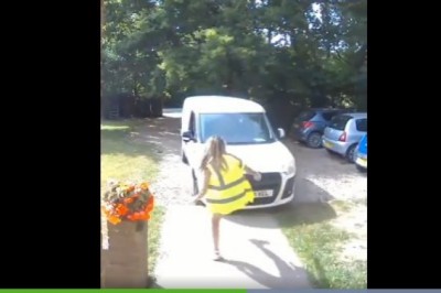 Dziewczyna kurier konta auto i dom klienta