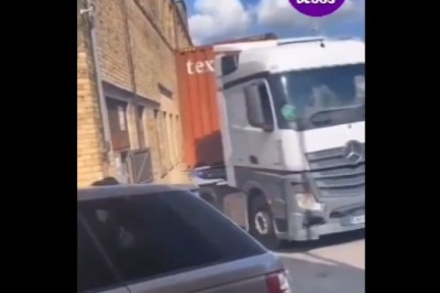 Wkurzony kierowca TIRa kontra goście blokujący drogę