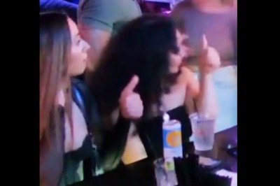 Dwie laski mocno się zdziwiły po tej akcji przy barze